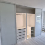 Vestavěná skříň v ložnici – moderní design s maximálním využitím úložného prostoru.