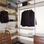 Regálový systém do šatny MULTI je variabilní, elegantní a cenově dostupný způsob, jak si vytvořit otevřenou šatnu, která vás nesežere zaživa.