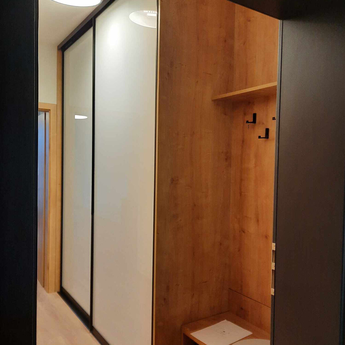 vestavěná skříň v předsíni s háčky