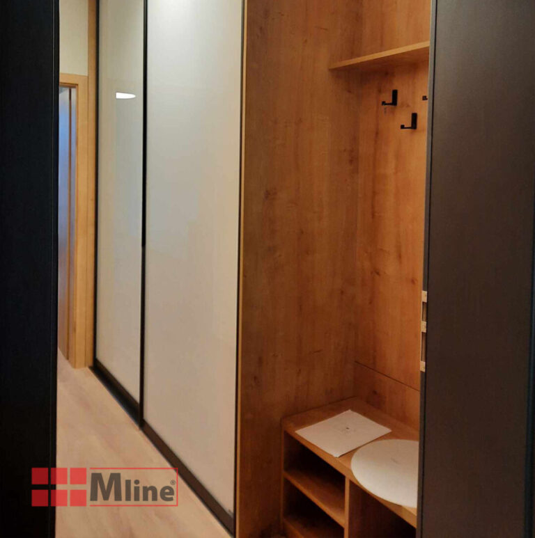 vestavěná skříň v předsíni s háčky