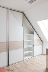 Vestavěná šatní atypická skříň do podkroví