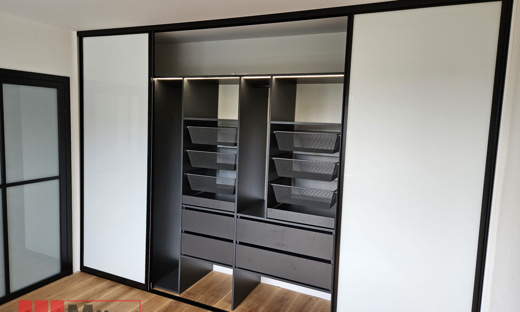 Vnitřní uspořádání vestavěné šatní skříně na míru od Mline