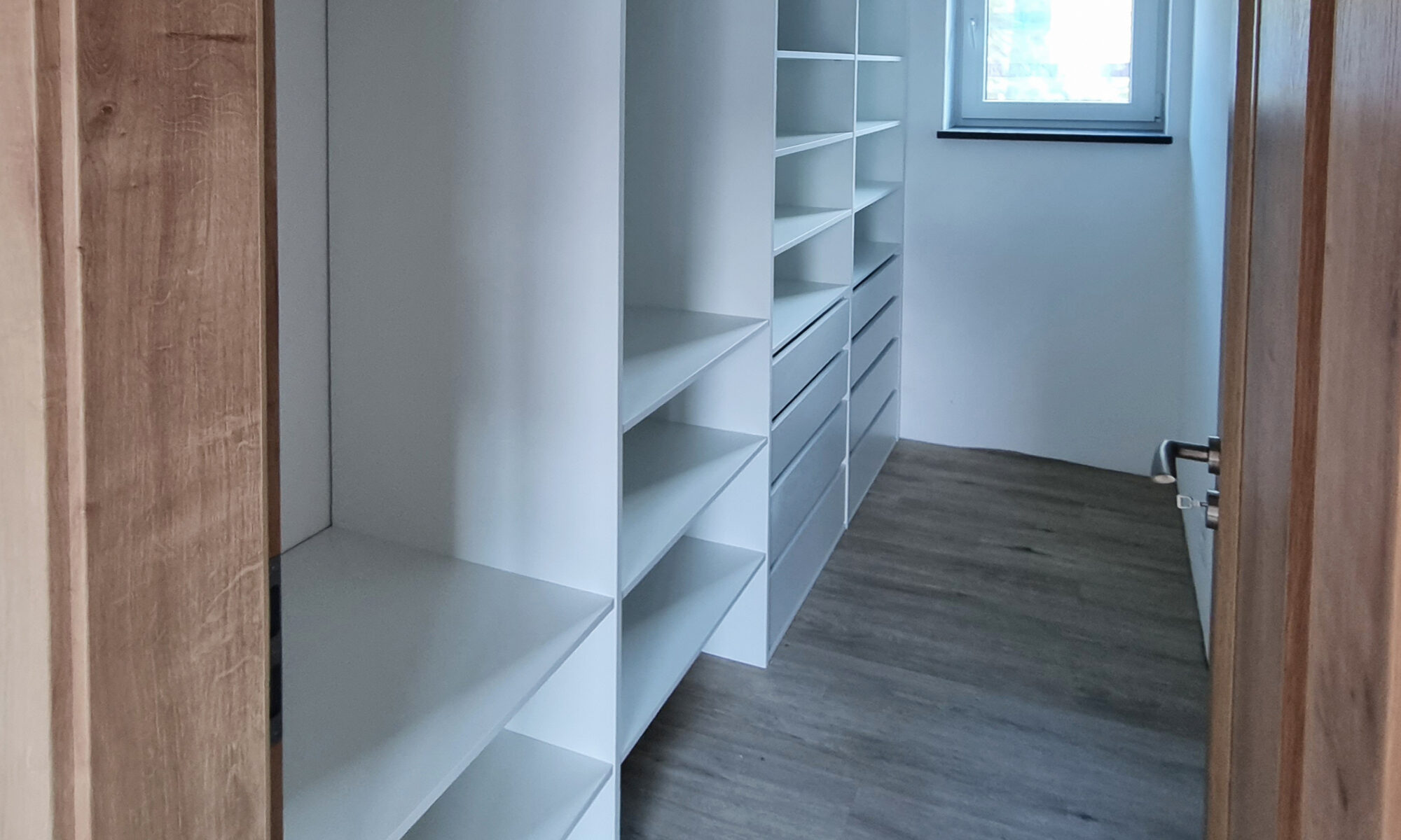 Šatna na míru v rodinné domě - otevřená šatna