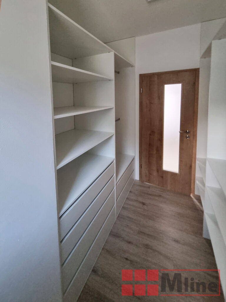 šatna na míru v rodinném domě - realizace Mline