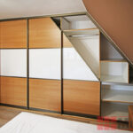 Šatna na míru se přizpůsobí každému prostoru, ať už máte úzkou chodbu nebo pokoj se zkosenými stropy.