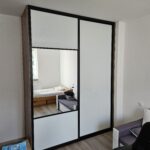 Dětský pokoj se zrcadlovou vestavěnou skříní, která opticky zvětšuje a prosvětluje prostor.