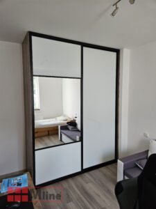 Dětský pokoj se zrcadlovou vestavěnou skříní, která opticky zvětšuje a prosvětluje prostor.