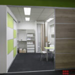 Posuvné dveře umožňují efektivní zónování prostoru, ideální pro menší kanceláře.