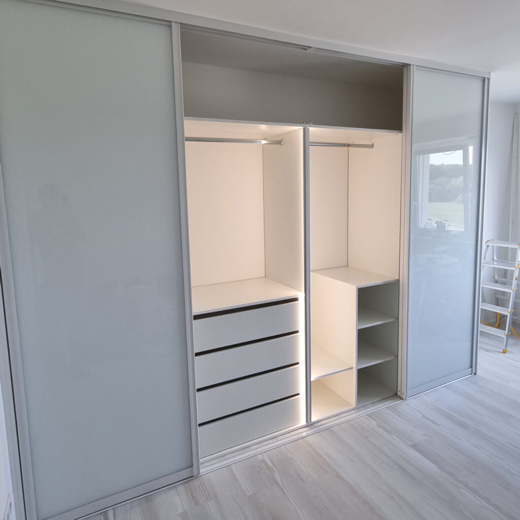 Moderní šatní skříň s optimální hloubkou, která efektivně využívá prostor.