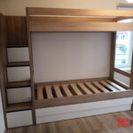 Úspora místa a skvělý design – dvoupatrová postel na míru.