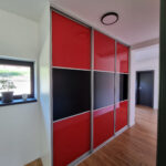 vestavěná skříň s kvalitním kováním na posuvné dveře od Mline