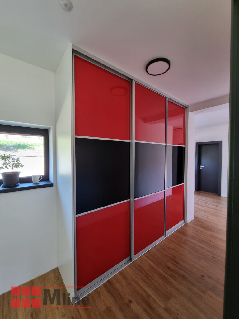 vestavěná skříň s kvalitním kováním na posuvné dveře od Mline