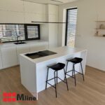 Bílá kuchyně sladěná s vestavěnou skříní