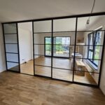 posuvná dělící příčka od Mline - černý hliník, kalené sklo, planibel šedý