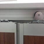 pojezdy na posuvné dveře vestavěné skříně