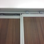 kvalitní pojezdy na posuvných dveřích vestavěné skříně od Mline
