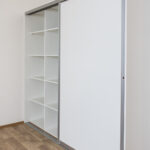 Bílá šatní skříň do ložnice na míru s policemi