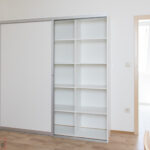 Bílá šatní skříň na míru s policemi