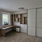 Kancelářský nábytek na míru - vestavěná skříň s posuvnými dveřmi, kancelářský stůl