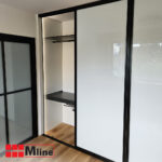 Šatní skříň s posuvnými dveřmi a policemi