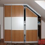 vestavěná skříň s posuvnými dveřmi do šikminy