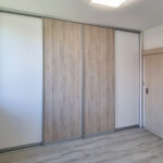 šatní skříň světlá v ložnici s posuvnými dveřmi