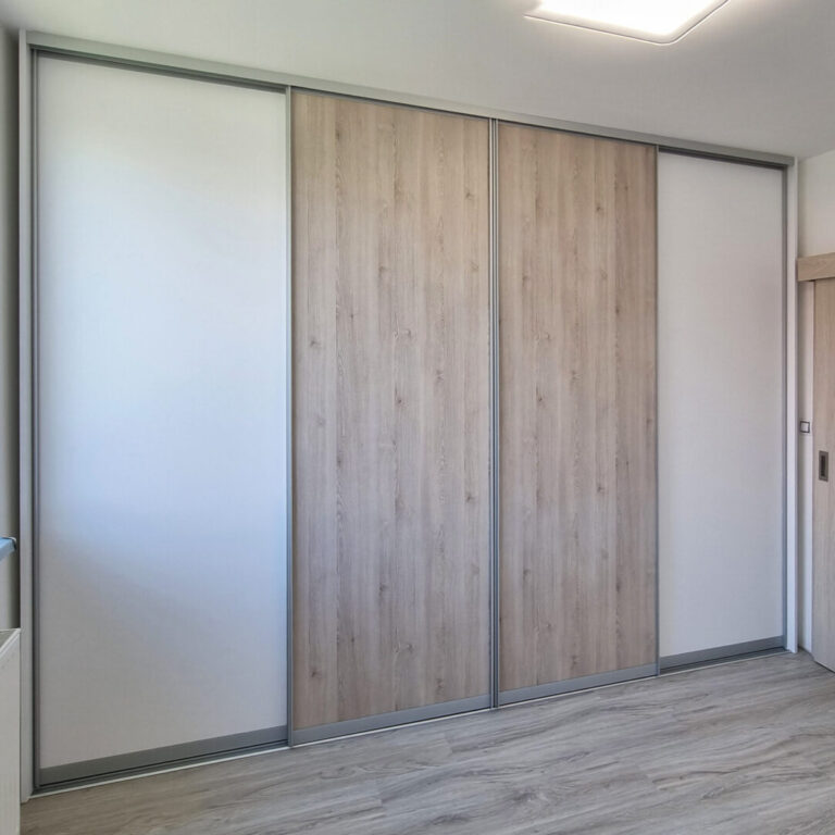 šatní skříň světlá v ložnici s posuvnými dveřmi