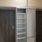 Vestavěné skříně na míru v chodbě