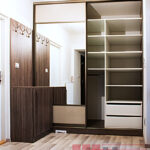 Vestavěná skříň na míru se zrcadlem a botník s věšáky od Mline