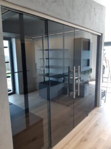 Šatna otevřená s prosklenými dveřmi - Multi