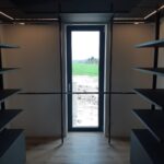 Moderní šatna v rodinném domě