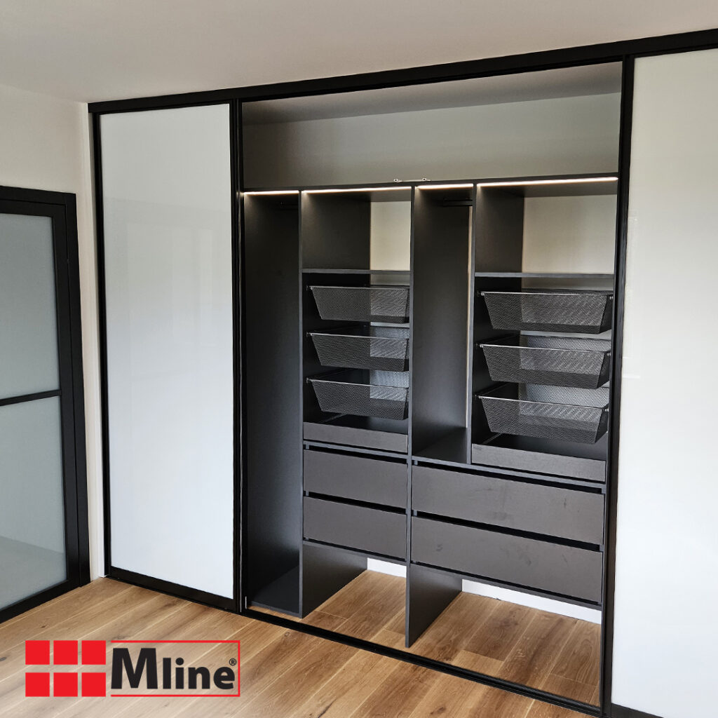 Vnitřní uspořádání vestavěné šatní skříně Mline