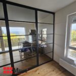 předělení prostoru prosklenými posuvnými dveřmi Mline