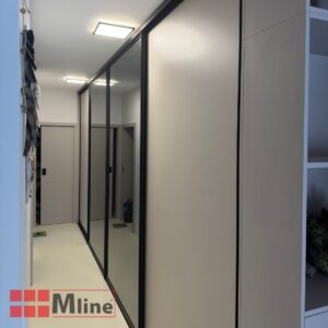 Vestavěná šatní skříň se zrcadlem do chodby