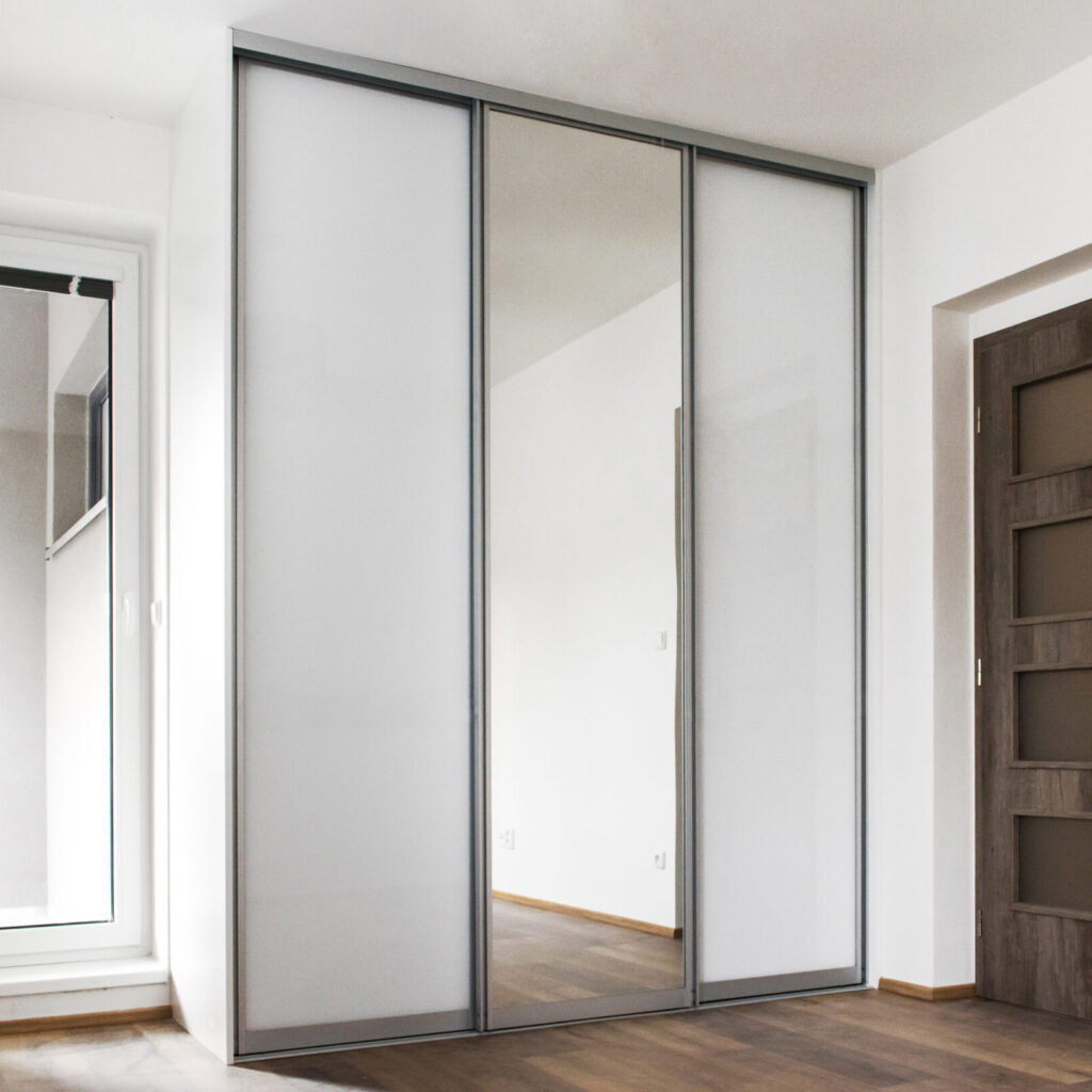 Navrhněte si vlastní vestavěnou skříň a smontujte si ji sami. Ušetříte 10 000 Kč.