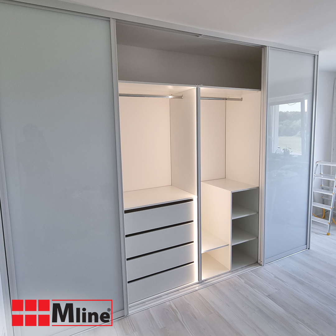 Vestavěná šatní skříň v ložnici s led osvětlením